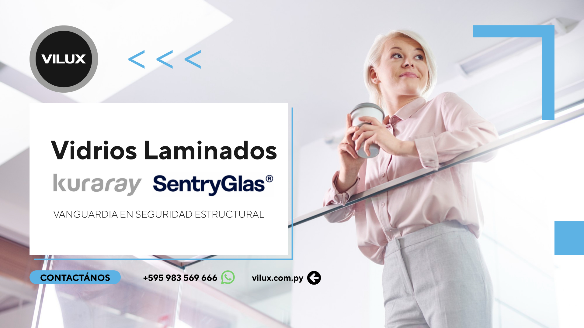 Señora tomando café tras un guardacuerpos de vidrio laminado